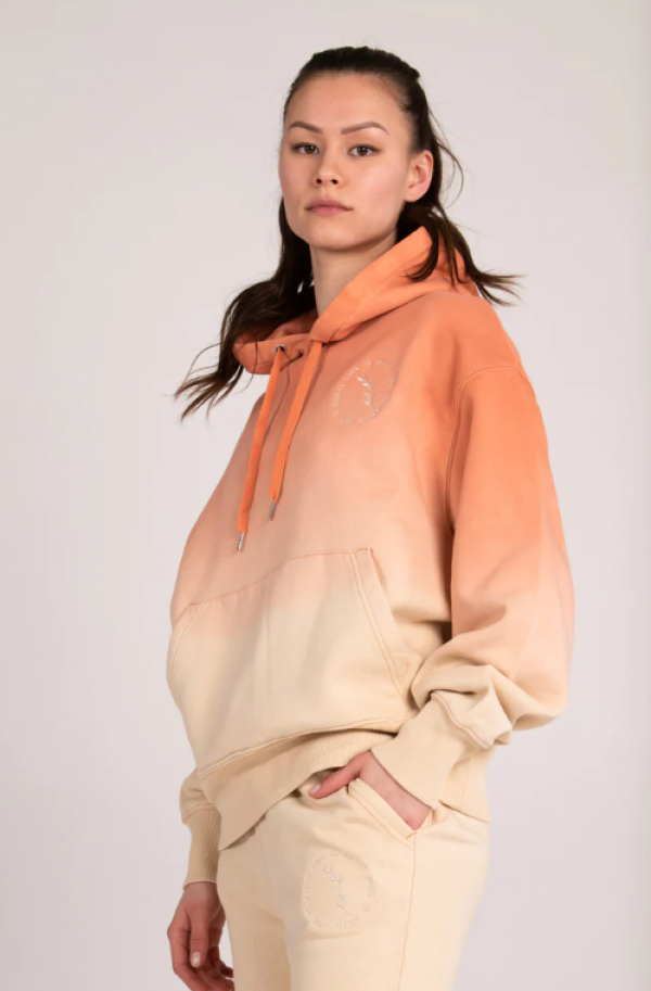 Hoodie oversize dengan tampilan dip-dye